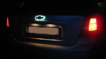 Автозначек с подсветкой на Chevrolet Lacetti, Aveo Подходит на Chevrolet Lacetti и Aveo (кроме седана Aveo 3), а также на большинство других Chevrolet 