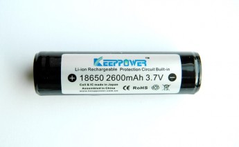 Аккумулятор Keeppower 2600 mAh защищенный (Sanyo UR18650FM) Батарея от известного производителя - фирменный аккумулятор Sanyo в дополнительной оболочке и с качественной платой защиты. Самые лучшие характеристики токоотдачи от крупнейшего мирового производителя