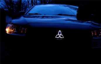 Автозначек с подсветкой на Mitsubishi Lancer 9, Grandis Подходит на Mitsubishi Lancer 9 и Grandis
