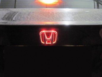 Автозначек с подсветкой на Honda 
