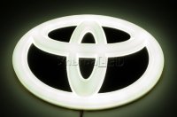 Автозначек с подсветкой на Toyota Yaris